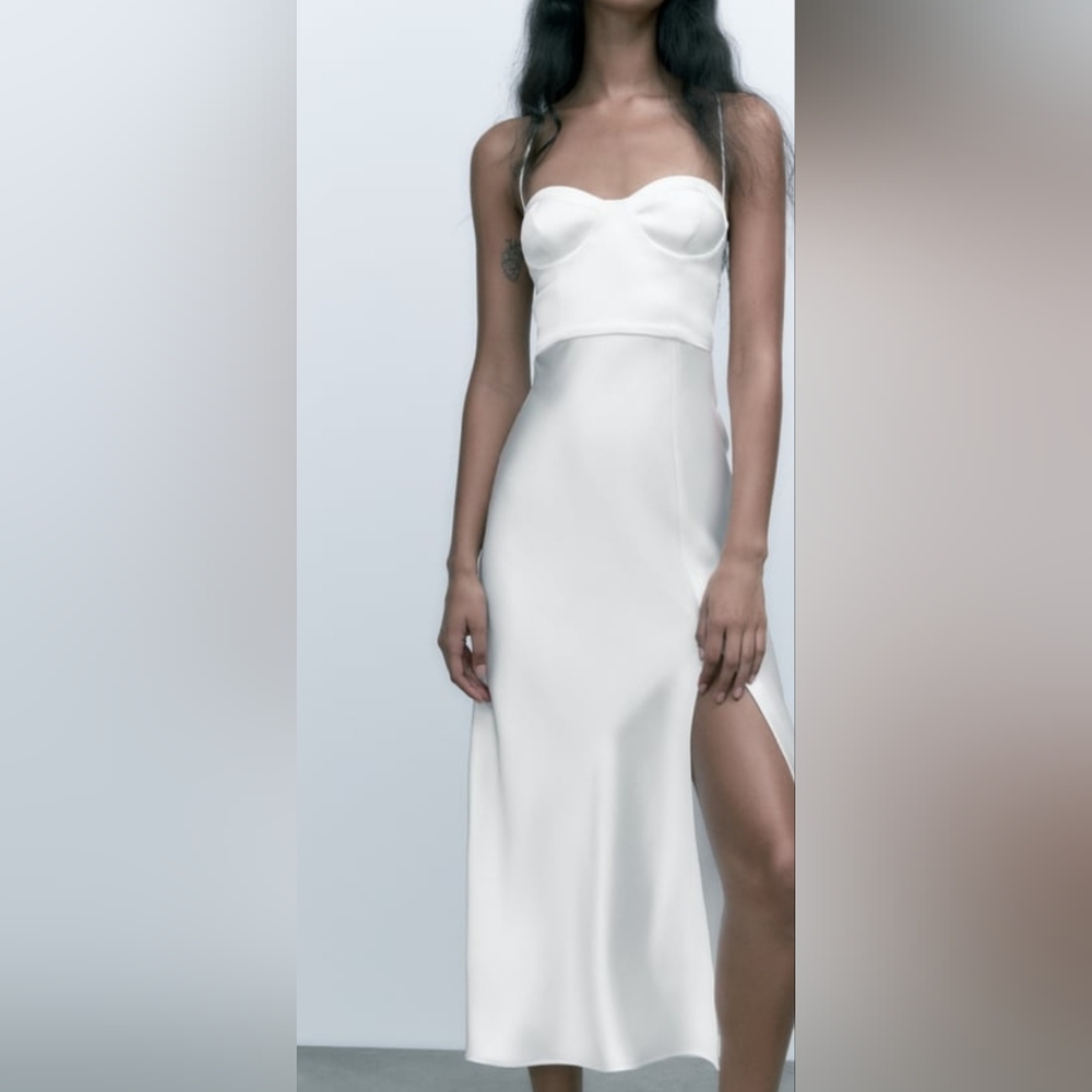 SWEETHEART NECKLINE MIDI DRESS WITH ADJUSTABLE CROSS-BACK SPAGHETTI STRAPS. SIDE
